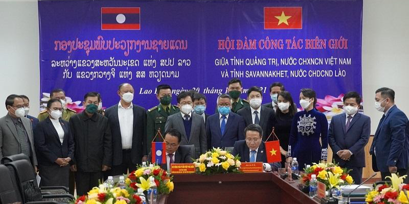 Lãnh đạo hai tỉnh Quảng Trị và Savannakhet ký kết các nội dung hợp tác tại buổi hội đàm​.