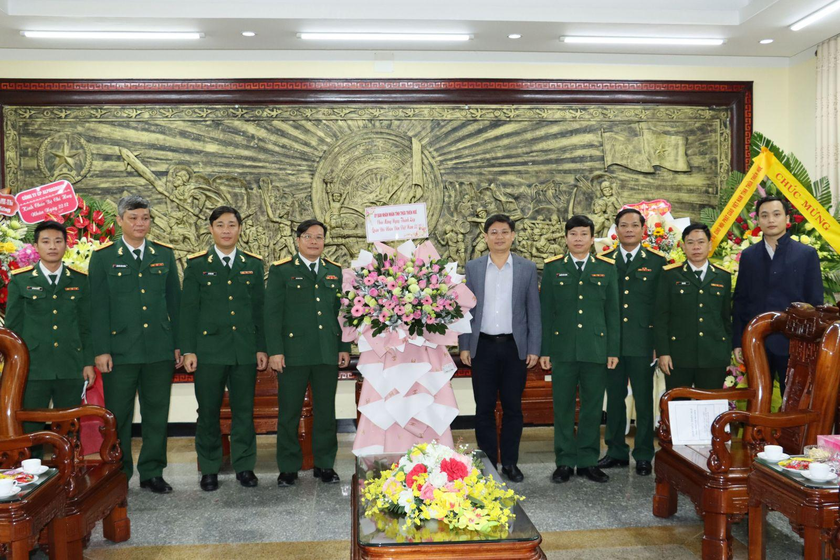 Ông Nguyễn Thanh Bình, Phó Chủ tịch UBND tỉnh tặng hoa chúc mừng cán bộ, chiến sĩ lực lượng vũ trang tỉnh.