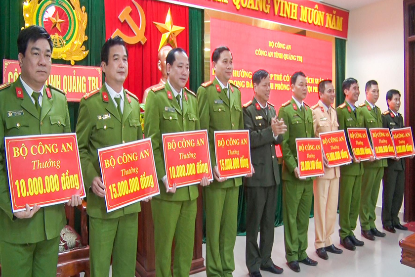 Đại tá Nguyễn Văn Thanh trao thưởng cho các đơn vị thuộc Công an tỉnh. 