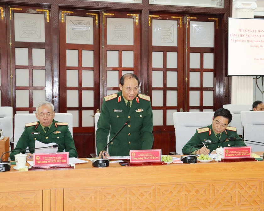 Trung tướng Trần Võ Dũng, Chính ủy Quân khu 4 phát biểu tại hội nghị.