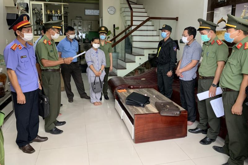 Cơ quan ANĐT Công an tỉnh Thừa Thiên Huế đọc lệnh bắt tạm giam Chánh Văn phòng Cảng HKQT Phú Bài.