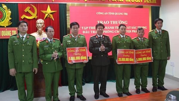 Đại tá Lê Phương Nam trao thưởng cho các đơn vị.
