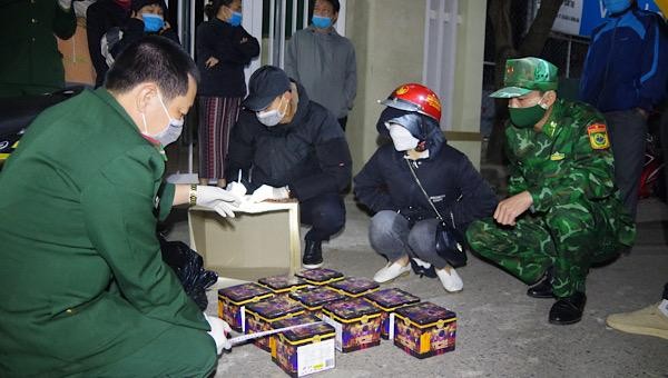 Nguyễn Thị Song Nương (mũ màu đỏ) bị bắt giữ khi đang vận chuyển pháo nổ.
