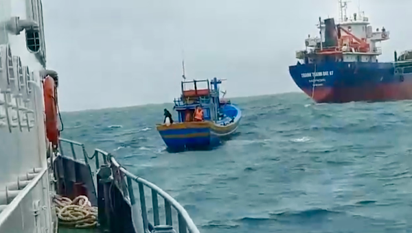 Lực lượng cứu hộ tiếp cận tàu cá của 3 cha con ông Thành.