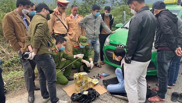 Lực lượng chức năng tỉnh Quảng Trị bắt 2 đối tượng vận chuyển ma tuý.