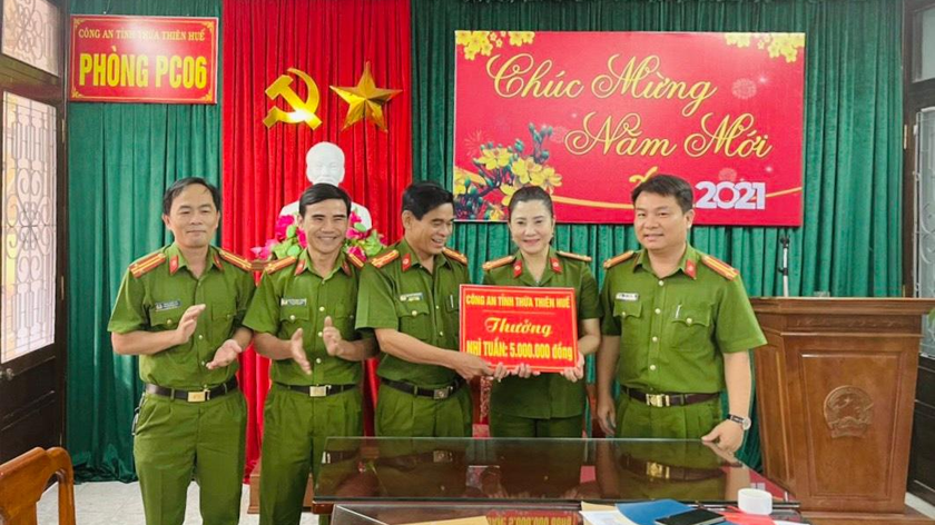 Thượng tá Hoàng Thị Mai cùng đơn vị đạt thành tích “Nhì tuần” trong công tác cấp CCCD.