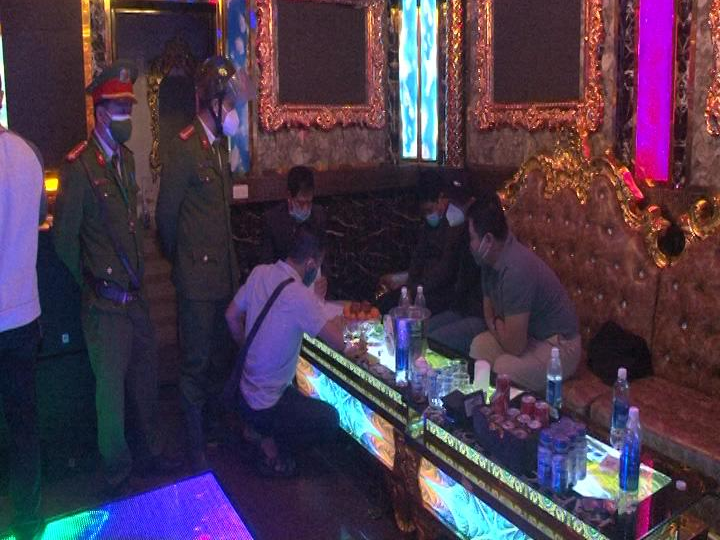 Lực lượng Công an bắt quả tang 3 đối tượng đang sử dụng ma túy tại Karaoke Sơn Hà.