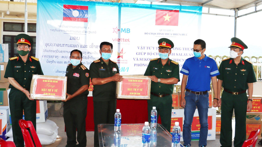 Bộ Chỉ huy Quân sự tỉnh trao tặng vật chất, trang thiết bị y tế cho Bộ Chỉ huy Quân sự tỉnh SaLaVan và SeKong – Lào để phòng, chống dịch COVID-19.
