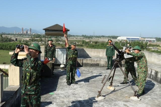 Ban CHQS thị xã Hương Trà báo động kiểm tra kíp trực phòng không súng 12,7mm.