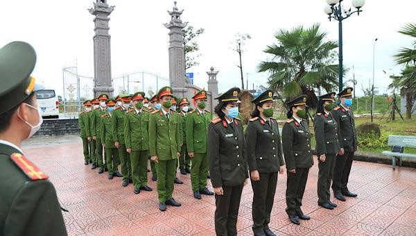 Đoàn thanh niên Công an tỉnh Thừa Thiên Huế tổ chức dâng hoa, dâng hương tại khu Di tích lịch sử Cồn Rang.