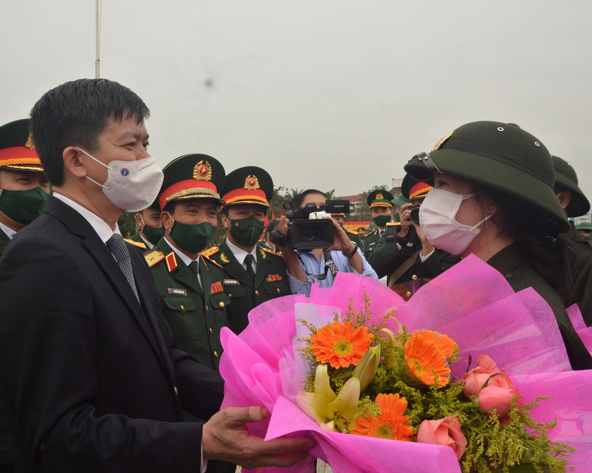 Ông Lê Quang Tùng, Bí Thư Tỉnh ủy Quảng Trị tặng hoa chúc mừng công dân nữ Nguyễn Thị Hải Vân lên đường nhập ngũ.