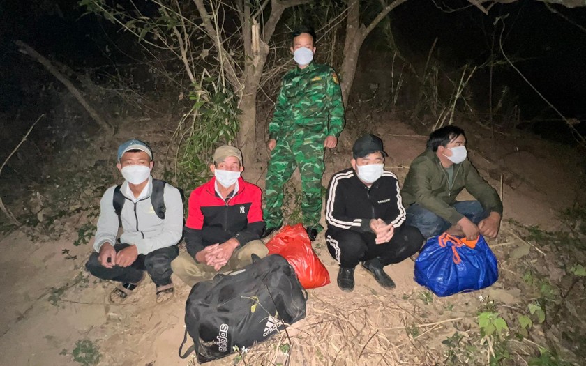 Các đối tượng men theo bờ suối vượt biên sang Lào bị lực lượng Biên phòng bắt giữ. 