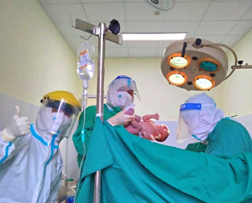 Các y, bác sĩ, nhân viên y tế Bệnh viện Đa khoa khu vực Triệu Hải tiến hành phẫu thuật lấy thai thành công cho một sản phụ mắc COVID-19.