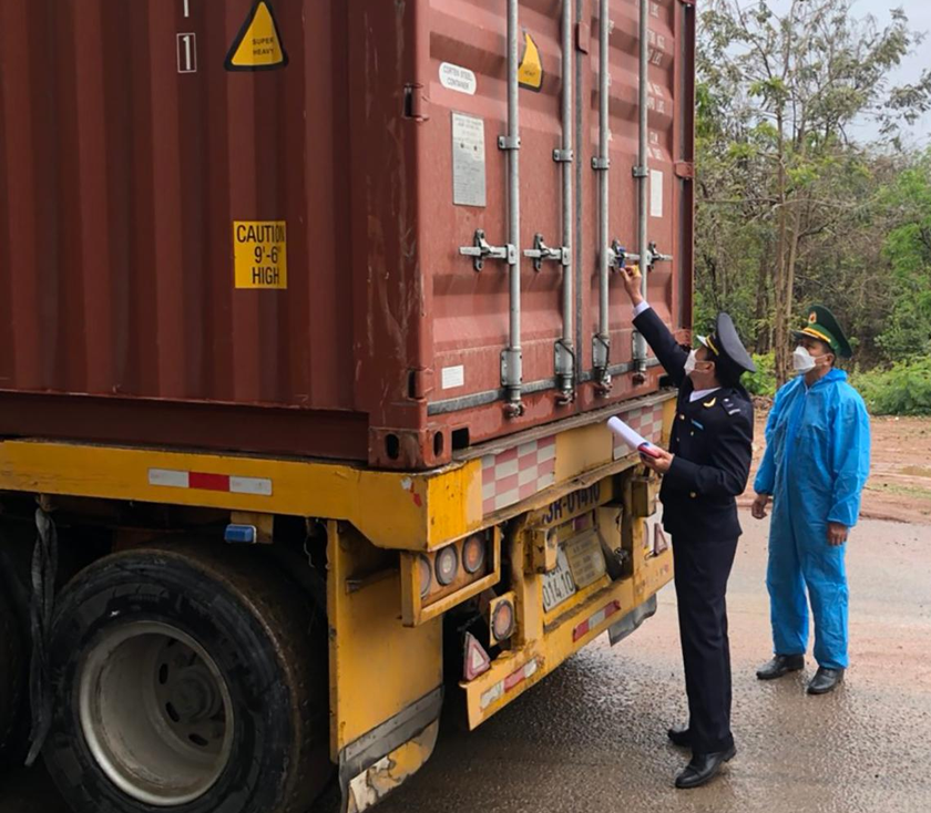 Lực lượng chức năng Cửa khẩu quốc tế Lao Bảo kiểm tra phương tiện trước khi thông quan.