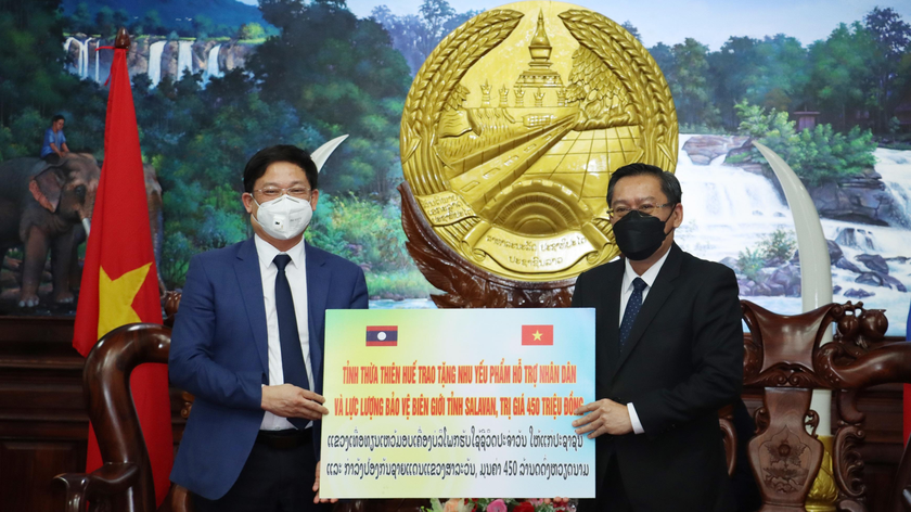 Tỉnh Thừa Thiên Huế trao tặng tượng trưng nhu yếu phẩm hỗ trợ Nhân dân và lực lượng bảo vệ biên giới tỉnh Salavan trị giá 450 triệu đồng.