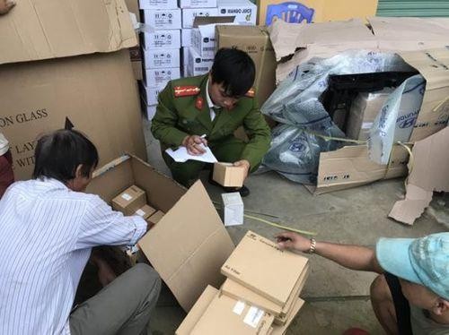 Hàng nhập lậu do tài xế Nguyễn Đức Thủy vận chuyển bị lực lượng Công an phát hiện, bắt giữ. 
