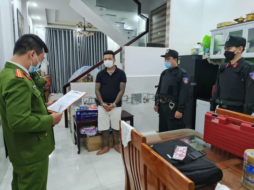 Cơ quan Công an đọc lệnh bắt Phan Văn Tấn Lộc, đối tượng chủ mưu trong đường dây cá độ bóng đá qua mạng hơn 500 tỷ đồng.