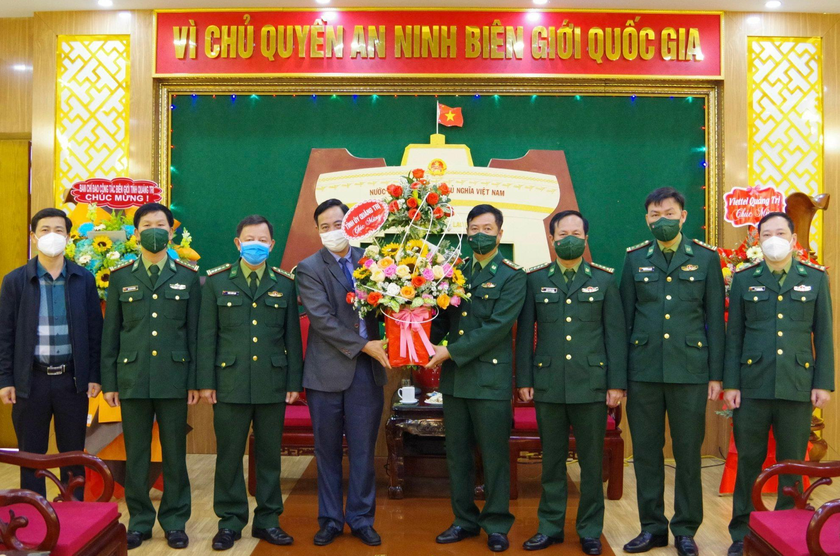 Phó Bí thư Thường trực Tỉnh ủy Nguyễn Đăng Quang tặng hoa chúc mừng Bộ Chỉ huy BĐBP tỉnh Quảng Trị. 