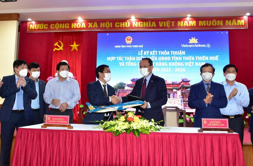 Chủ tịch UBND tỉnh Nguyễn Văn Phương và Tổng Giám đốc Tổng Công ty Hàng không Việt Nam ký kết biên bản thỏa thuận.