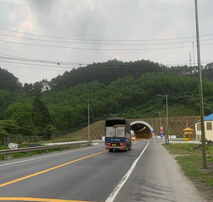 Từ ngày mai (16/3), công tác trùng tu cầu trên tuyến đường dẫn hầm Phước Tượng và sửa chữa hư hỏng cục bộ mặt đường bê tông xi măng trong hai hầm: Phước Tượng và Phú Gia sẽ bắt đầu triển khai.