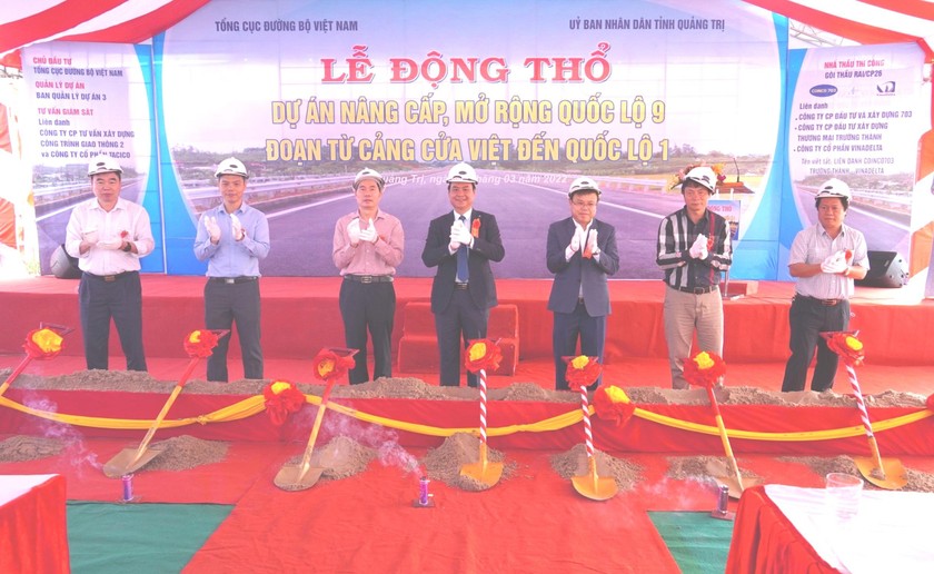 Chủ tịch UBND tỉnh Võ Văn Hưng và Phó Chủ tịch UBND tỉnh Lê Đức Tiến cùng các đại biểu thực hiện nghi lễ động thổ công trình.