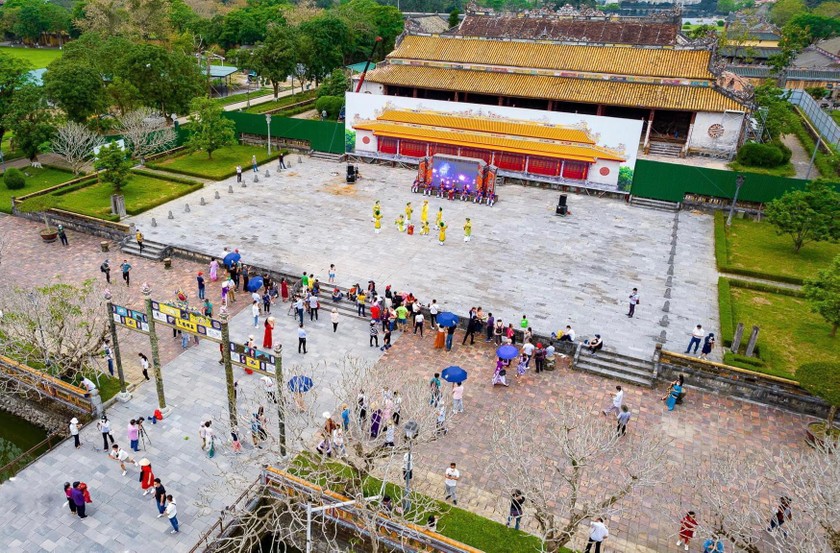 Du khách được trải nghiệm miễn phí các chương trình nghệ thuật tại Hoàng Cung Huế.