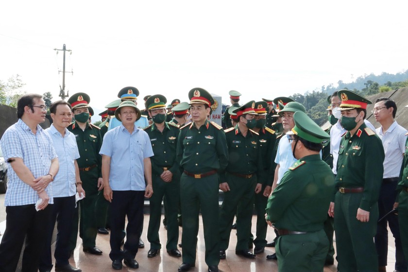 Đại tướng Phan Văn Giang cùng đoàn công tác của Bộ Quốc phòng kiểm tra cột mốc 666 (Cửa khẩu A Đớt, huyện A Lưới).