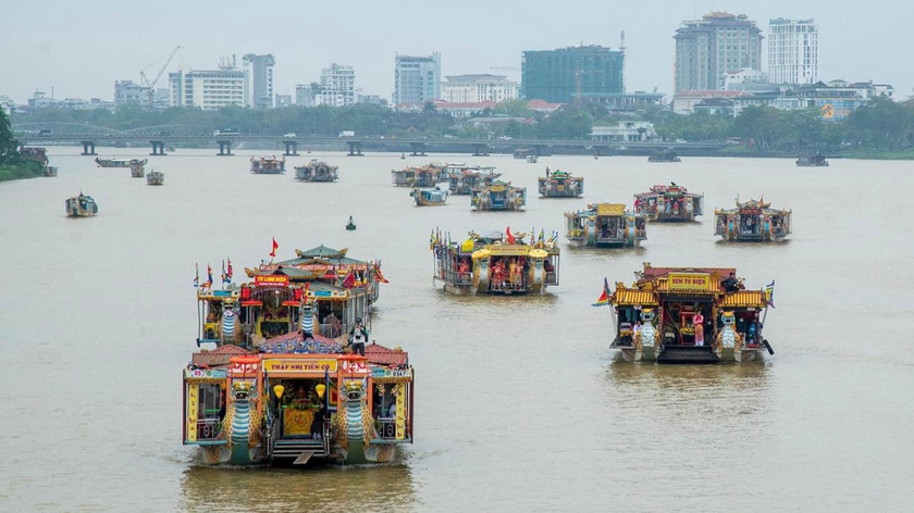Nét đặc sắc nhất của Lễ hội Điện Huệ Nam là hoạt động rước Thánh bằng thuyền trên sông Hương.