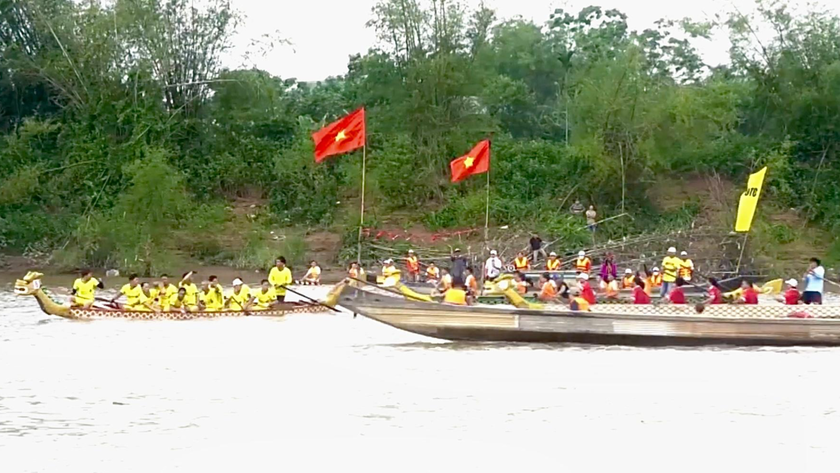 Giải đua thuyền truyền thống huyện Triệu Phong năm 2022 có hơn 300 VĐV đến từ 30 đội đua thuyền nam, nữ của 18 xã, thị trấn trên địa bàn huyện tham gia.