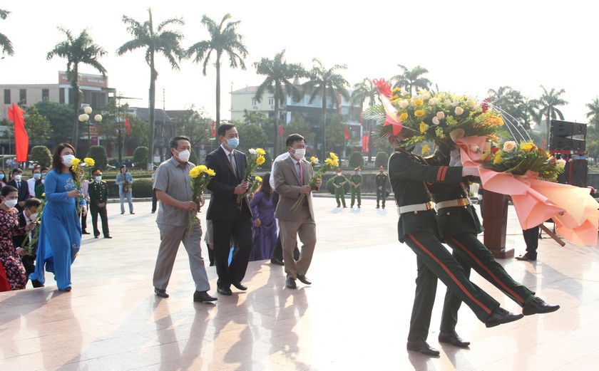 Các đại biểu dâng hoa tại tượng đài Tổng Bí thư Lê Duẩn ở công viên Lê Duẩn, TP. Đông Hà.
