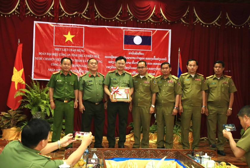 Công an tỉnh Thừa Thiên Huế đón nhận Huy chương lao động của Chính phủ Lào.