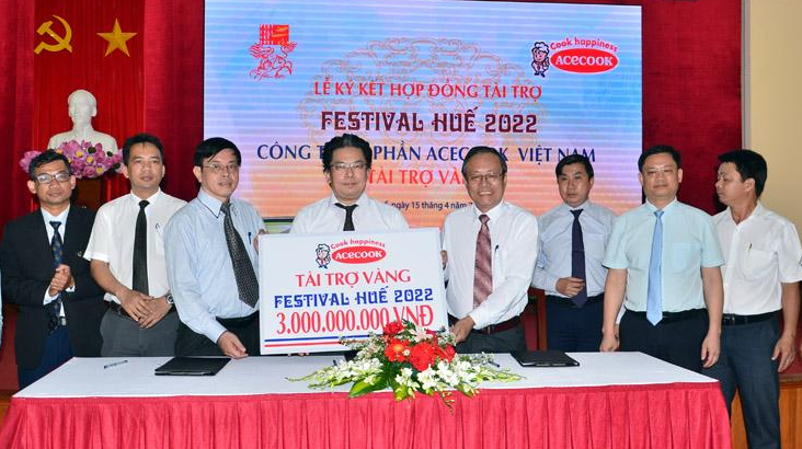 Công ty cổ phần Acecook Việt Nam trao bảng tài trợ cho Ban tổ chức Festival Huế 2022. 
