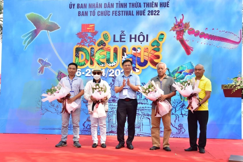 Phó Chủ tịch UBND tỉnh Nguyễn Thanh Bình tặng hoa cho các câu lạc bộ diều.