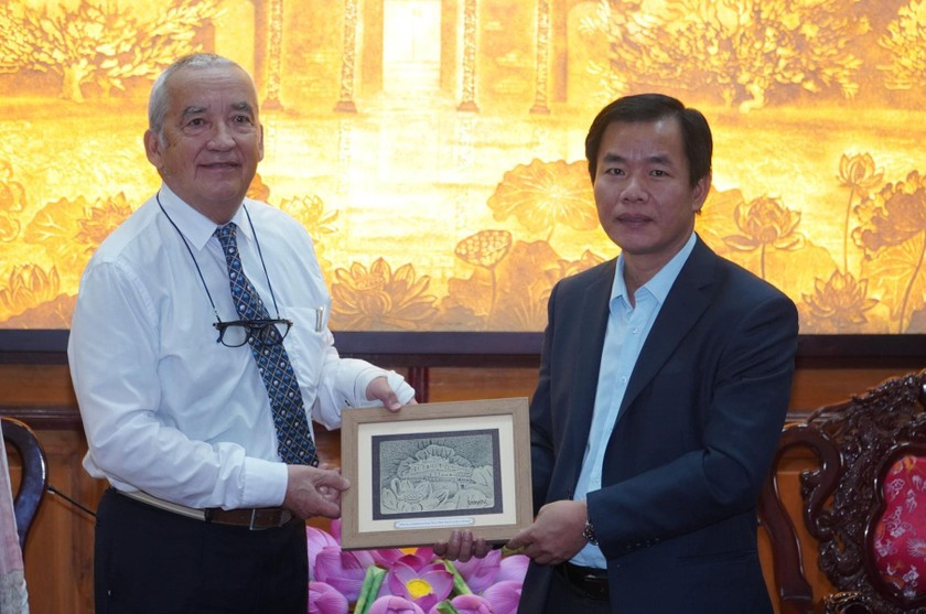 Giáo sư Hà Vĩnh Thọ, Chủ tịch Hiệp hội Eurasia cám ơn sự hỗ trợ của địa phương trong việc triển khai các chương trình hoạt động của Eurasia tại tỉnh Thừa Thiên Huế.