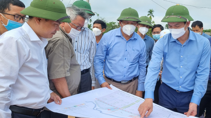 Bí thư Tỉnh ủy Lê Quang Tùng kiểm tra thực tế dự án Khu công nghiệp Quảng Trị ở huyện Hải Lăng. 