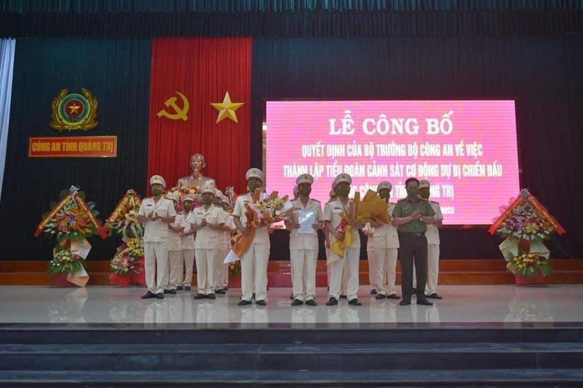 Lãnh đạo Công an tỉnh Quảng Trị tặng hoa chúc mừng Tiểu đoàn CSCĐ dự bị chiến đấu. 