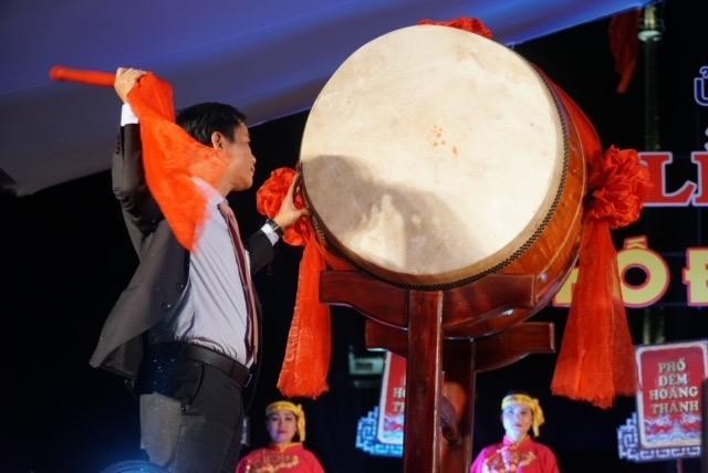 Chủ tịch UBND tỉnh Thừa Thiên Huế đánh trống khai trương phố đêm Hoàng Thành Huế.