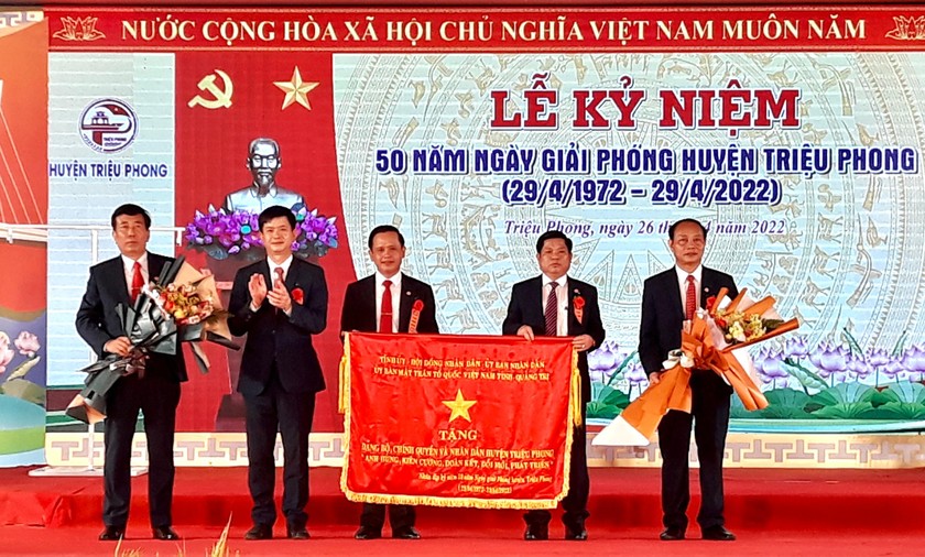 Bí thư Tỉnh ủy Lê Quang Tùng trao tặng bức trướng của Tỉnh ủy, HĐND, UBND, Ủy ban MTTQ Việt Nam tỉnh cho Đảng bộ, chính quyền và Nhân dân huyện Triệu Phong.
