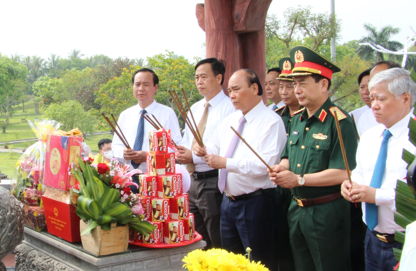 Chủ tịch nước Nguyễn Xuân Phúc dâng hương tưởng niệm các Anh hùng liệt sĩ tại Thành cổ Quảng Trị.