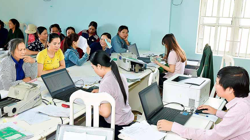 Phòng Giao dịch Ngân hàng CSXH huyện Kbang thực hiện giải ngân cho người dân xã Krong. 
