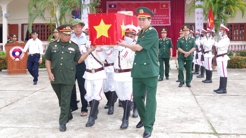Đại diện lãnh đạo tỉnh Salavan – Lào và tỉnh Thừa Thiên Huế tiễn đưa các hài cốt liệt sĩ về Việt Nam.