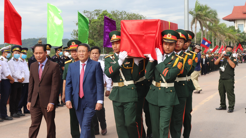 Lãnh đạo tỉnh Quảng Trị đón nhận hài cốt liệt sĩ hy sinh tại Lào về nước.