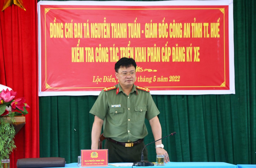 Đại tá Nguyễn Thanh Tuấn, Giám đốc Công an tỉnh Thừa Thiên Huế kiểm tra cơ sở vật chất, nhân lực, thao tác, quy trình công tác đăng ký, cấp biển số xe mô tô, xe máy tại Công an xã Lộc Điền (huyện Phú Lộc).