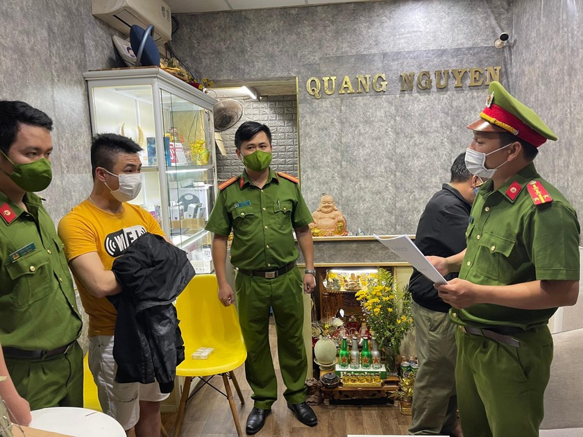 Lực lượng Công an đọc lệnh bắt giữ Nguyễn Văn Vinh Quang.