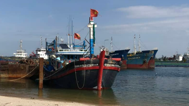 Tàu cá QNA - 90299 TS neo đậu tại Cửa Việt.