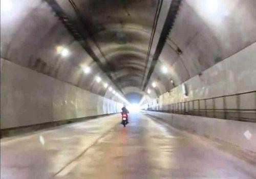 Nam thanh niên liều lĩnh điều khiển xe gắn máy xuyên hầm Hải Vân.