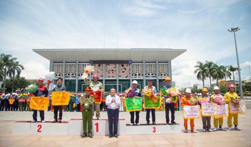 Phó Chủ tịch Thường trực UBND tỉnh Hà Sỹ Đồng, Phó Giám đốc Công an tỉnh Đại tá Nguyễn Đức Cảm trao giải cho các đội thi.