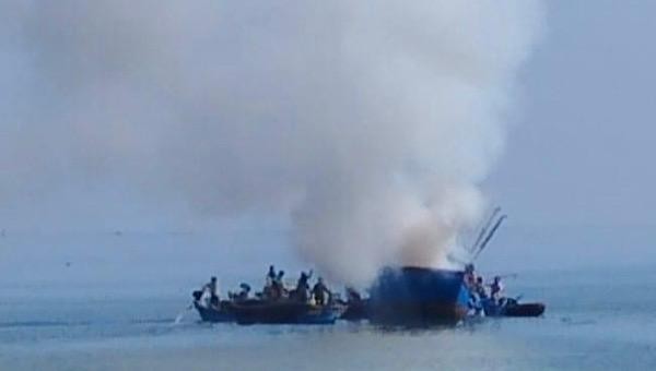 Chiếc tàu cá của ông Lê Phước Chung bất ngờ bốc cháy khi đang neo đậu cách bờ khoảng 1km.