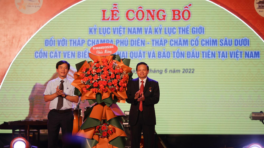 Chủ tịch UBND tỉnh Thừa Thiên Huế Nguyễn Văn Phương tặng hoa chúc mừng tháp Chăm Phú Diên xác lập kỷ lục Việt Nam và thế giới.