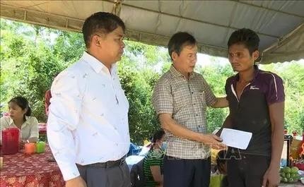 Đại diện lãnh đạo huyện Đakrông đến thăm hỏi, động viên, hỗ trợ gia đình nạn nhân. 